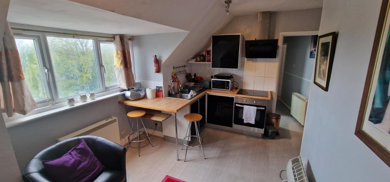 Cosy 2 Bedroom Flat - Sleeps 6 People - Close To Lewisham Dlr/Train Station Londra Esterno foto
