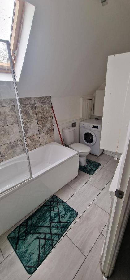 Cosy 2 Bedroom Flat - Sleeps 6 People - Close To Lewisham Dlr/Train Station Londra Esterno foto