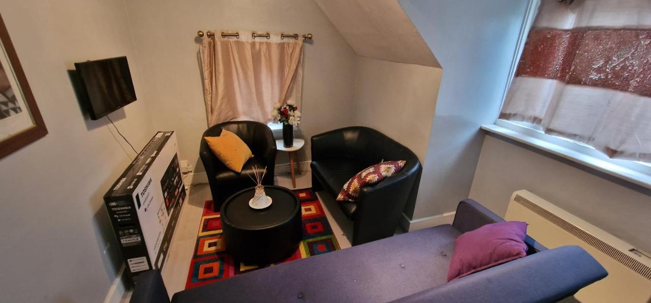 Cosy 2 Bedroom Flat - Sleeps 6 People - Close To Lewisham Dlr/Train Station Londra Esterno foto
