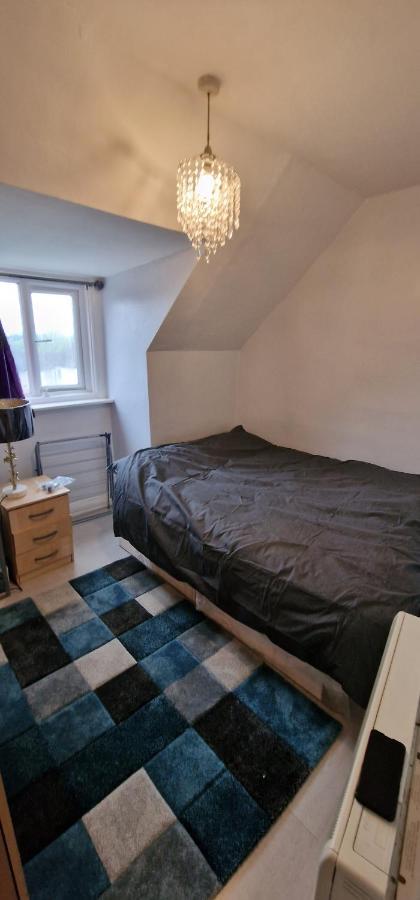 Cosy 2 Bedroom Flat - Sleeps 6 People - Close To Lewisham Dlr/Train Station Londra Esterno foto